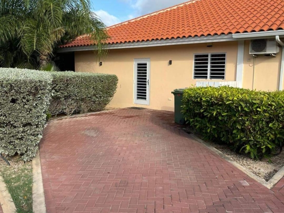 A family detached home in the gated community of Jalouzie.